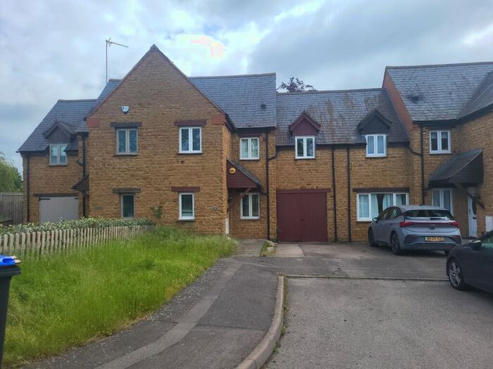 3 Bedroom Semi-Detached House To Rent In High Street, Northamptonshire, Collingtree, NN4