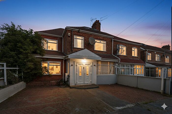 5 Bedroom Semi-Detached House For Sale In Sunnymead Road, London, NW9