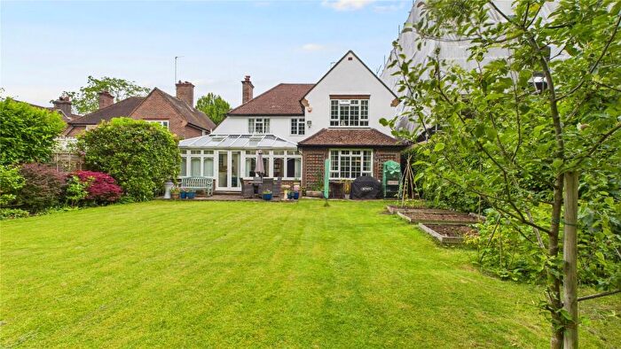 4 Bedroom Detached House For Sale In Wheatsheaf Close, Horsell, Surrey, GU21
