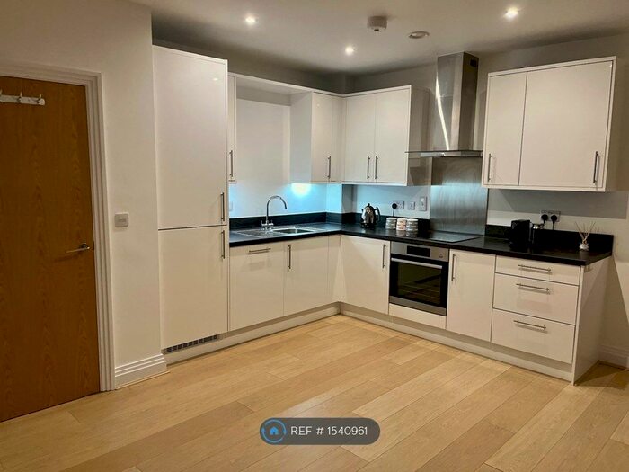 1 Bedroom Flat To Rent In Fairbanks House, Isleworth, TW7