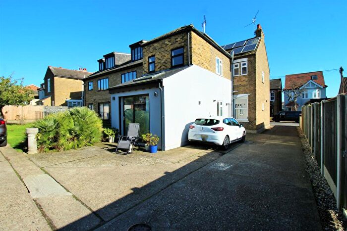 2 Bedroom Flat To Rent In Flat Hampton Court, Lymington Avenue, Leigh On Sea, SS9