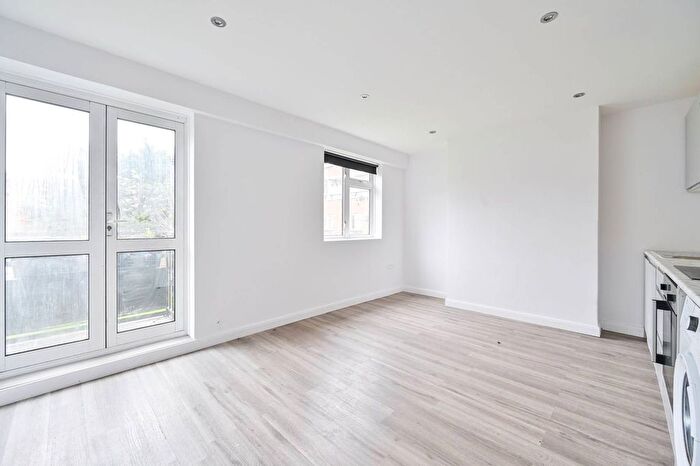 2 Bedroom Flat To Rent In East Street, Elephant And Castle, London, SE17
