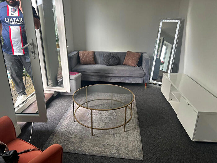 3 Bedroom Flat For Sale In London Road, Romford, London, RM7