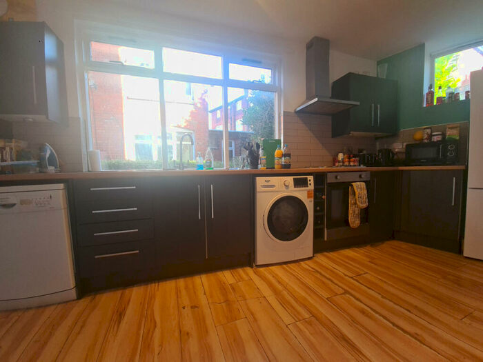 5 Bedroom House To Rent In Manor Drive, Leeds, LS6