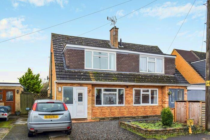 3 Bedroom Semi-Detached House To Rent In Evenlode Drive, Long Hanborough, OX29