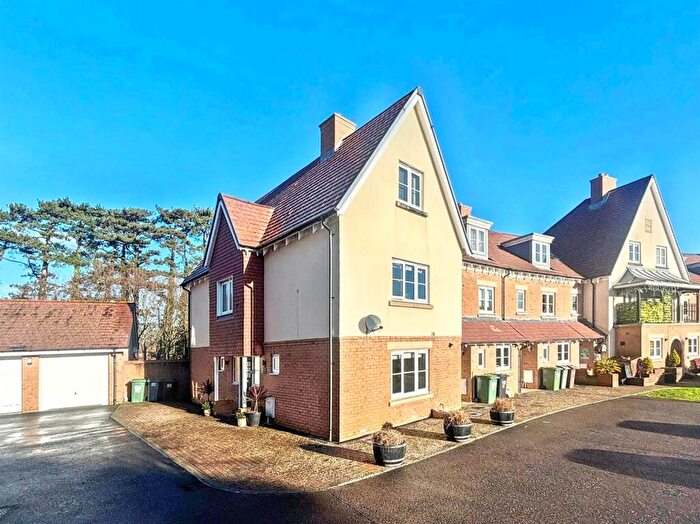 4 Bedroom End Of Terrace House For Sale In Kensington Way, Polegate, BN26