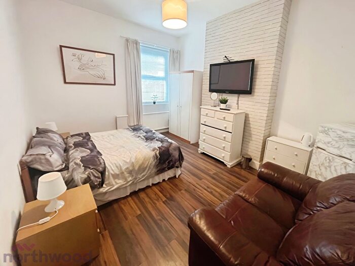 2 Bedroom Flat To Rent In Romola Road, Herne Hill, London, SE24