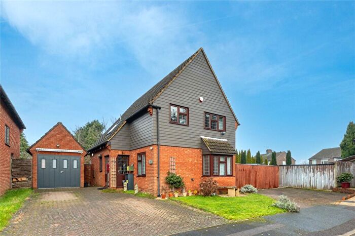 4 Bedroom Detached House For Sale In Walnut Close, Luton, Bedfordshire, LU2