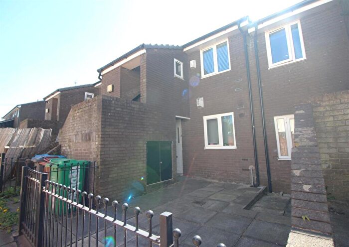 2 Bedroom Maisonette For Sale In Redlynch Walk, Manchester, M8