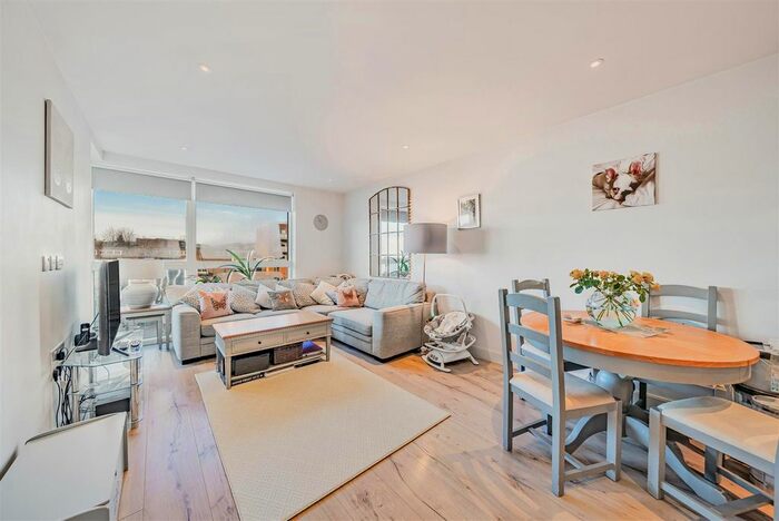 2 Bedroom Flat To Rent In Basset Court, Smithfield Square, Hornsey, N8