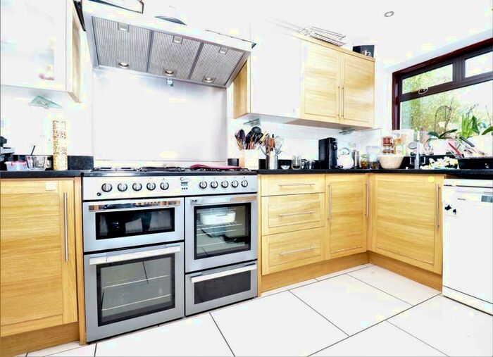 4 Bedroom House To Rent In The Vale, London, NW11