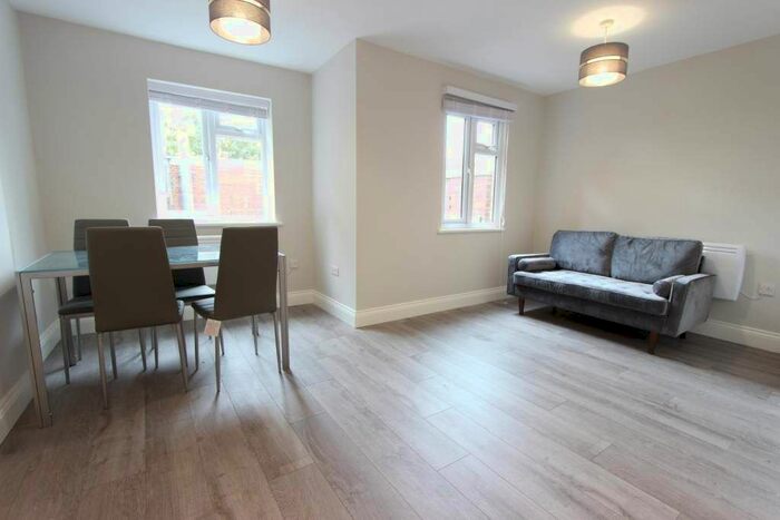 2 Bedroom Flat To Rent In Chase Side, London, N14