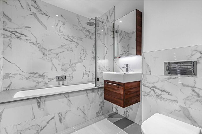 1 Bedroom Flat To Rent In Pinewood Gardens, Teddington, Middlesex, TW11