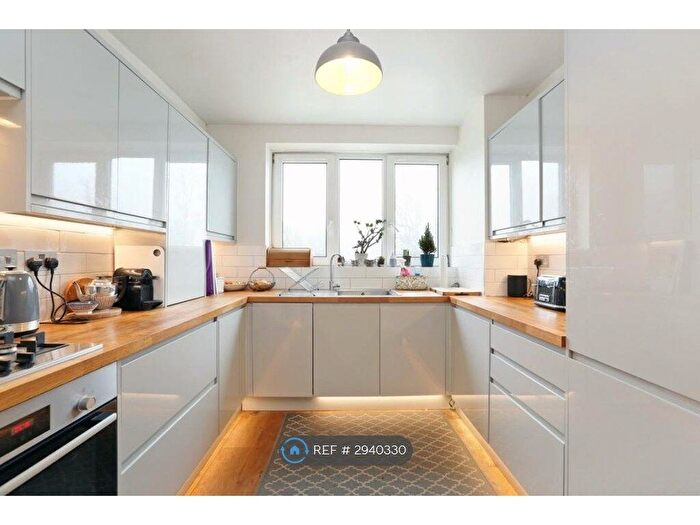 3 Bedroom Flat To Rent In Wood Vale, London, SE23