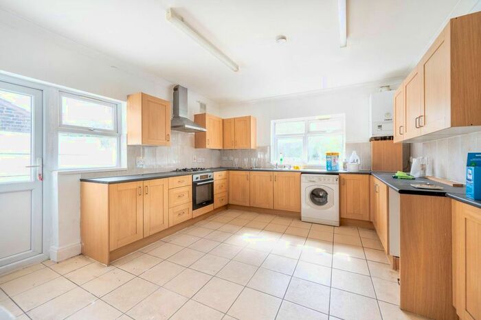 3 Bedroom Semi-Detached House To Rent In Ilford, Ilford, IG1