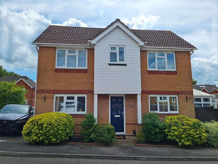 3 Bedroom Link Detached House For Sale In Corner Meadow, Harlow, CM18