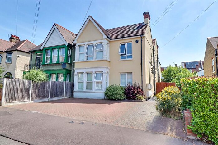 2 Bedroom Flat For Sale In * Doorstep To The Seafront * Grosvenor Road, Westcliff-on-Sea, SS0