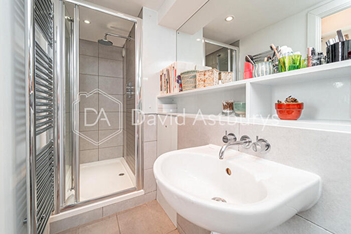 1 Bedroom Flat To Rent In Kingsway Place, Clerkenwell, London, EC1R