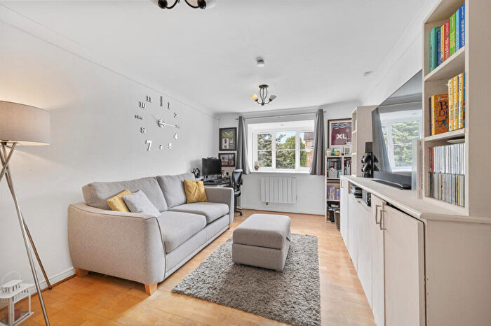 1 Bedroom Apartment For Sale In Donald Woods Gardens, Surbiton, KT5