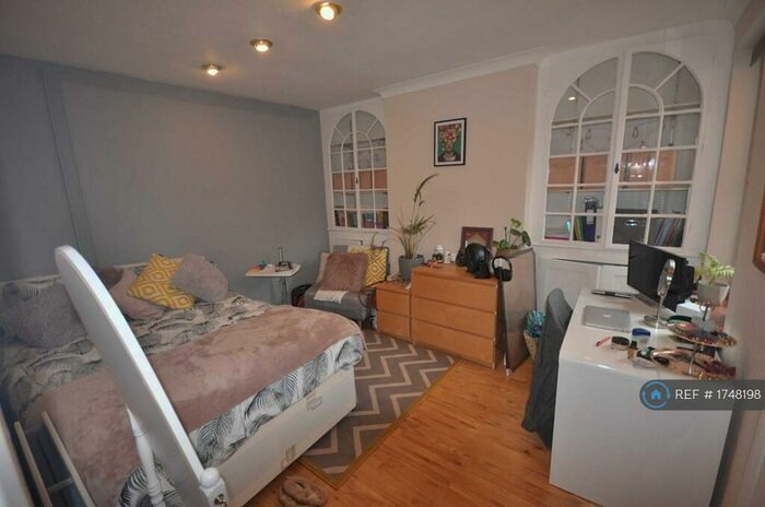 Studio To Rent In New Haw Road, Addlestone, KT15