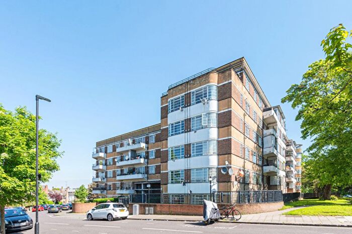 2 Bedroom Flat For Sale In Dumbarton Court, Brixton Hill, London, SW2