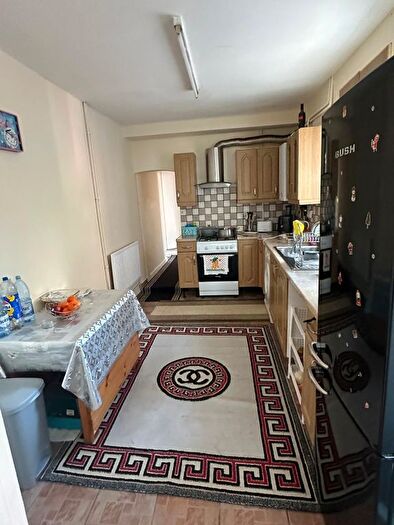 3 Bedroom Detached House To Rent In Shaftesbury Road, Luton, LU4