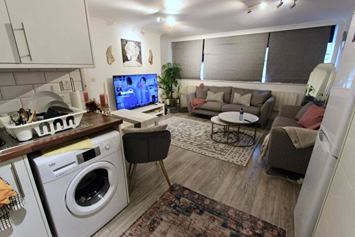 2 Bedroom Flat To Rent In High Road, London, N12