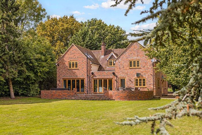 5 Bedroom Detached House For Sale In Chequers Hill, St. Albans, AL3