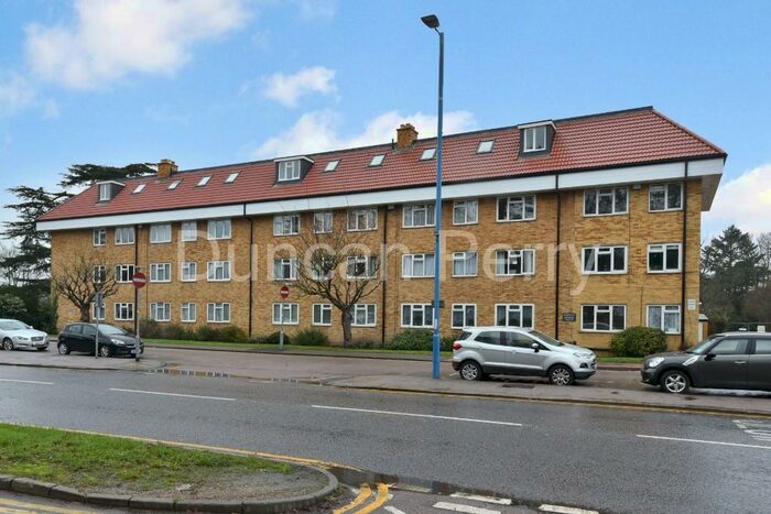 2 Bedroom Apartment To Rent In High Street, Potters Bar, Hertfordshire, EN6