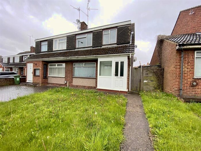 3 Bedroom Semi-Detached House To Rent In Toddington Road, Luton, LU4