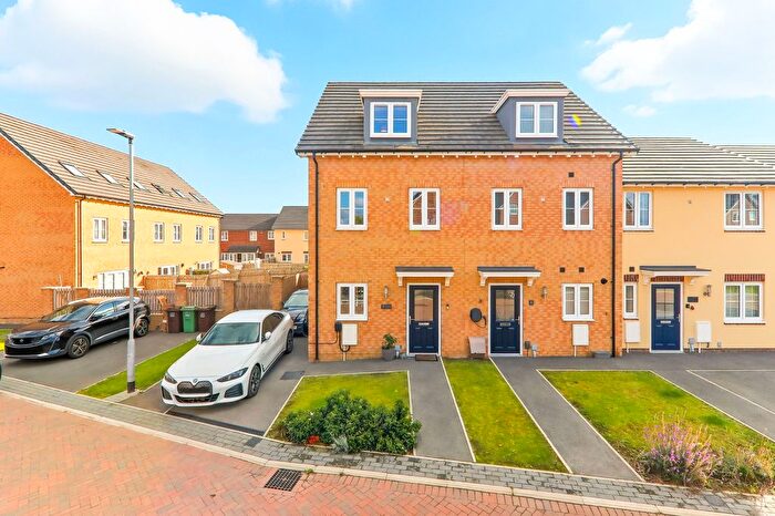 3 Bedroom Town House For Sale In Waterside Crescent, Castleford, Yorkshire, WF10