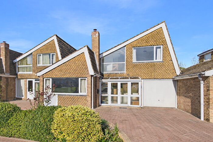 3 Bedroom Link Detached House For Sale In Van Diemens Close, Chinnor, Oxfordshire, OX39