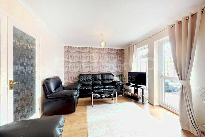 5 Bedroom Semi-Detached House To Rent In Fairways, Stanmore HA7