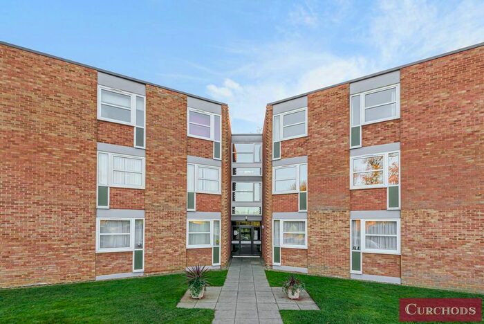 2 Bedroom Flat To Rent In Heathside, Weybridge, Surrey, KT13