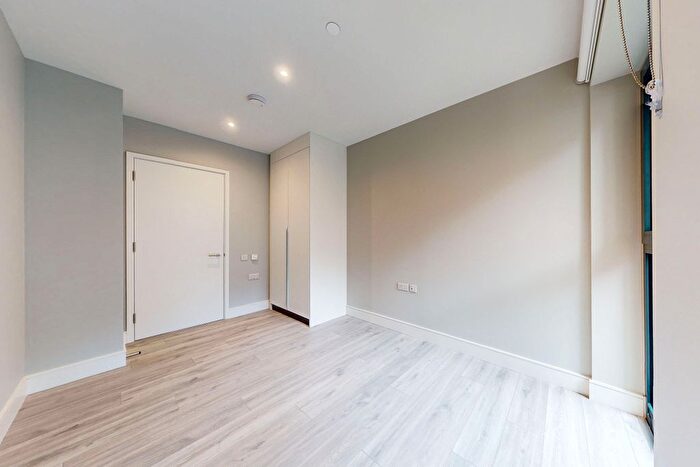 3 Bedroom Flat To Rent In Hewson Way, London, SE17