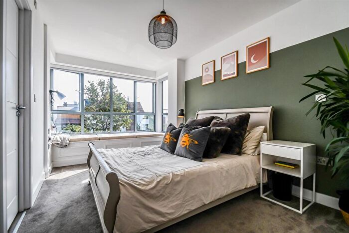 2 Bedroom Apartment To Rent In The Ridgeway, Chalkwell, Westcliff-on-Sea, SS0
