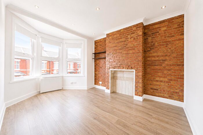 3 Bedroom Apartment To Rent In Park Hall Road, East Finchley, N2