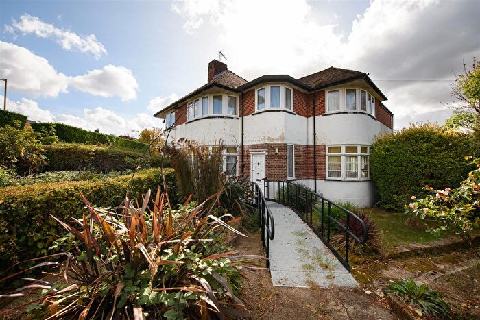 4 Bedroom Semi-Detached House For Sale In Whitehouse Way, London, N14