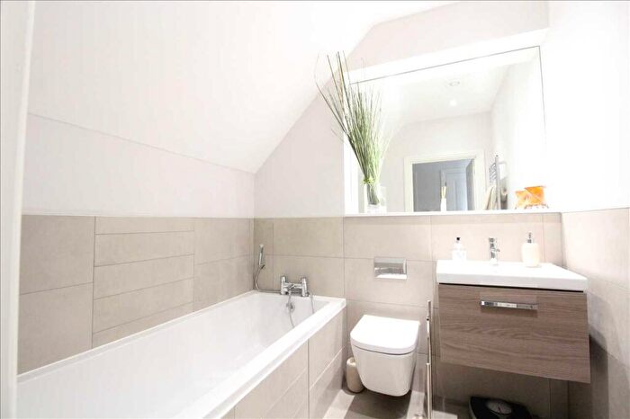 2 Bedroom Apartment To Rent In Albany Court, Leigh On Sea, SS9
