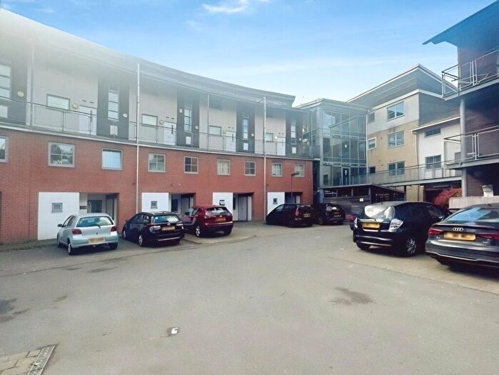 2 Bedroom Maisonette For Sale In Windmill Road, Slough, Berkshire, SL1