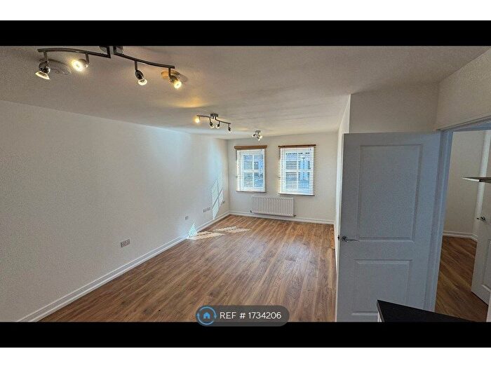 2 Bedroom Flat To Rent In Rainbow Road, Erith, DA8