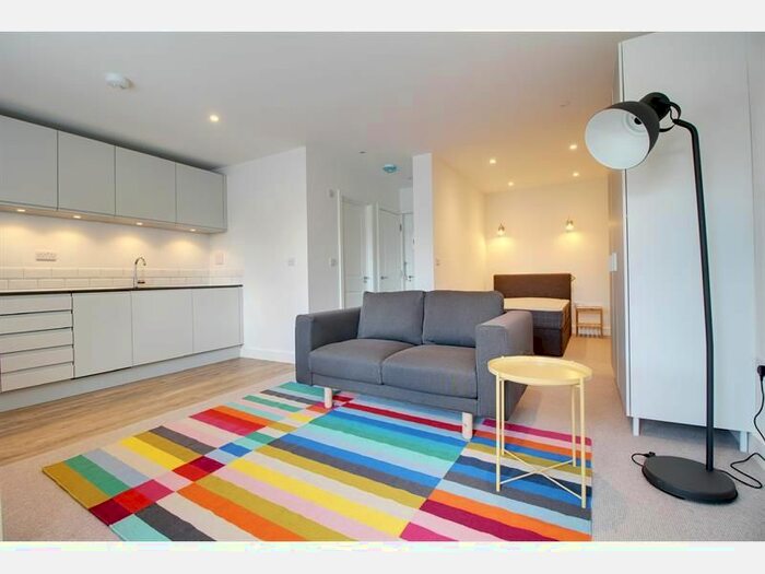 Studio To Rent In Queens Road, Reading, Berkshire, RG1