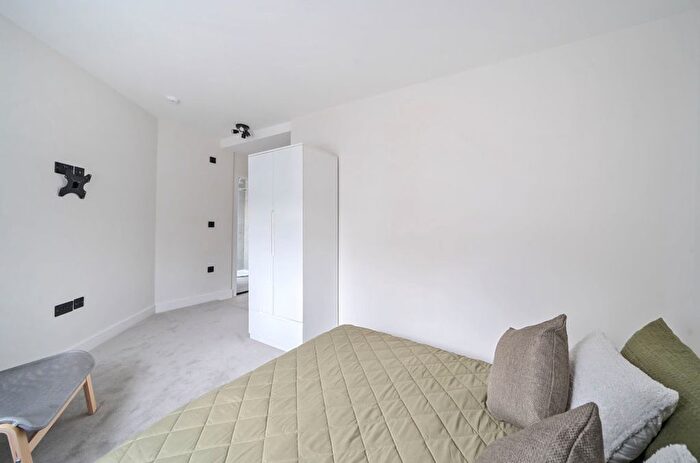 1 Bedroom Flat To Rent In High Street, Aldershot, GU12