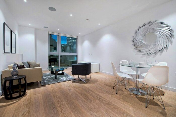 2 Bedroom Flat To Rent In Wellington House, Buckingham Gate, Westminster, London, SW1E