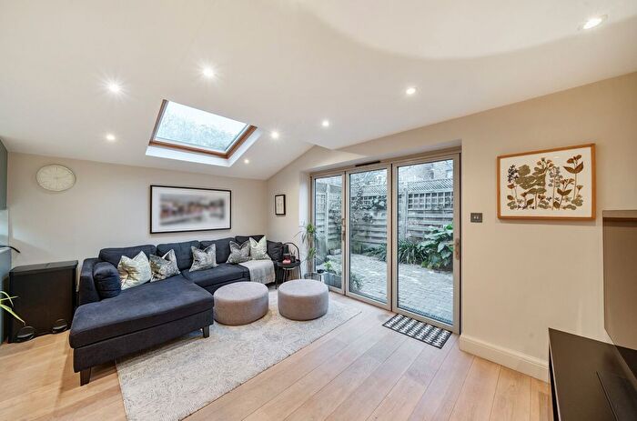 2 Bedroom Flat For Sale In Davisville Road, London, W12
