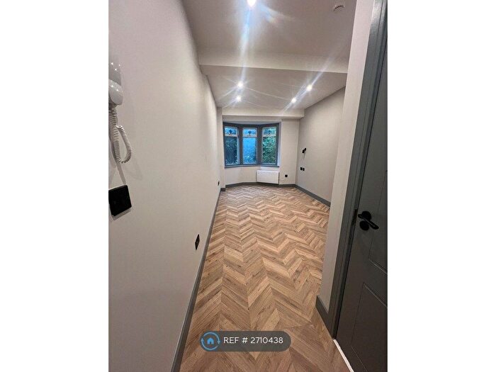 Studio To Rent In The Roundway, London, N17