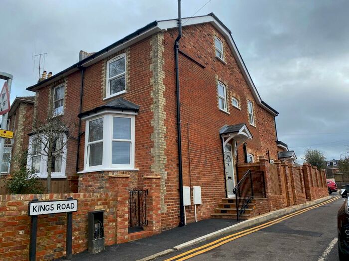 2 Bedroom Maisonette To Rent In Nightingale Road, Christchurch, GU1