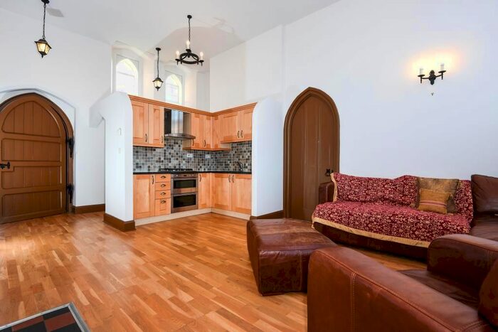 2 Bedroom Flat To Rent In Windsor, Berkshire SL4