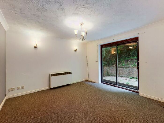 1 Bedroom Flat To Rent In Bellingham Grove, Sneyd Green, Stoke-on-Trent, ST1