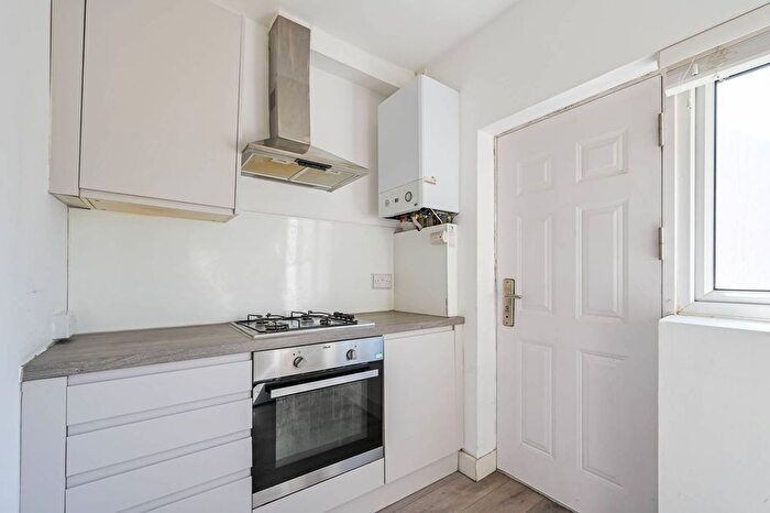 2 Bedroom Flat To Rent In Howard Mansions, Walthamstow, London, E17
